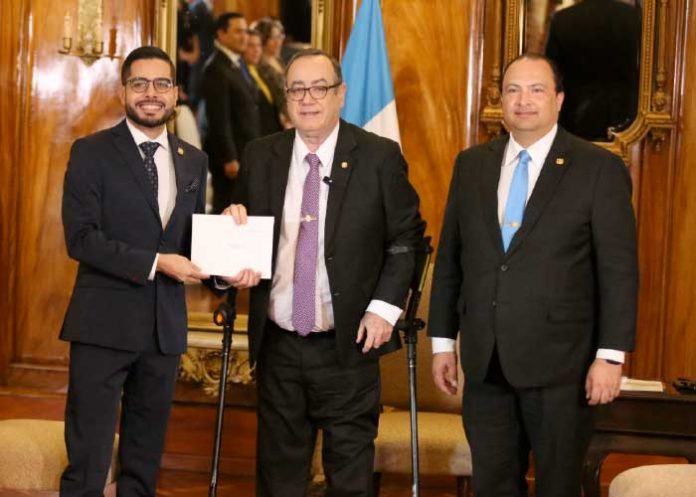 Compañero Luis Briones, Presidente Alejandro Giammattei y el Canciller Mario Búcaro Flores