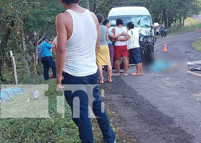 Dos motociclistas mueren al impactar contra un microbús en Morrito, Río San Juan