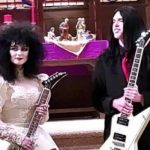 Carro fúnebre y guitarras por anillos: Así fue la boda del “Heavy Metal”