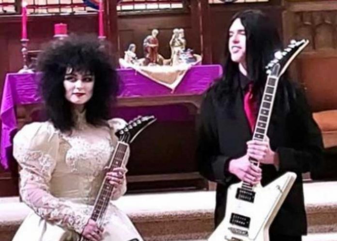 Carro fúnebre y guitarras por anillos: Así fue la boda del “Heavy Metal”