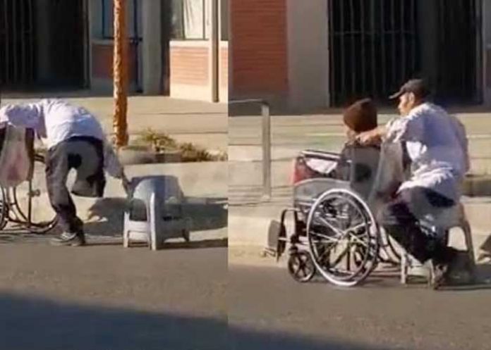 “Amor eterno”, abuelo sin una pierna pasea a su esposa en silla de rueda