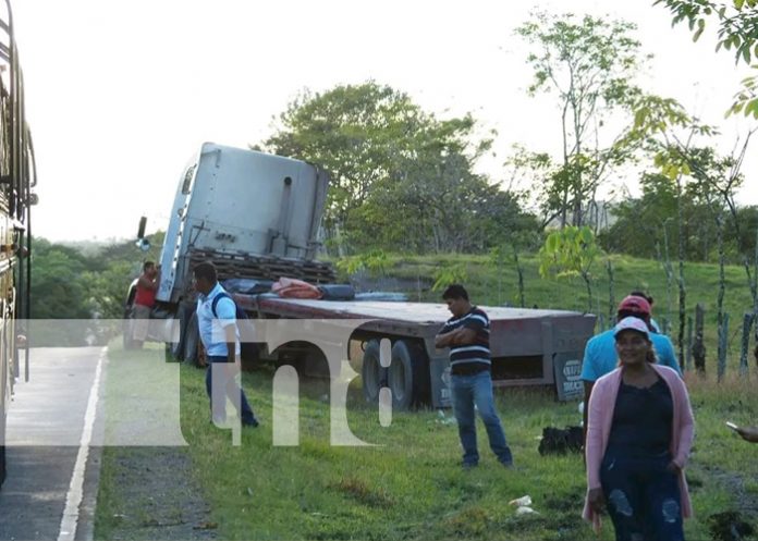 Foto: Camión cabezal impacta contra un bus colectivo en Mulukukú costa Caribe Norte / TN8