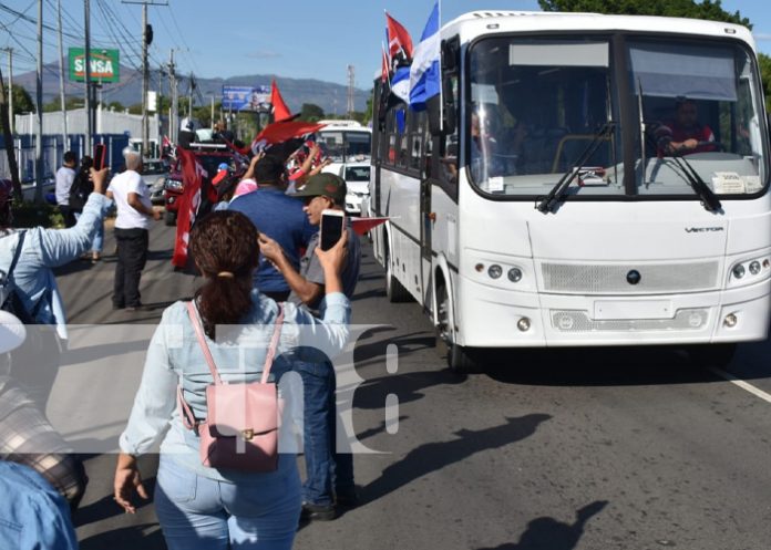 Foto: Pobladores de León dan caluroso recibimiento a buses de transporte colectivo / TN8