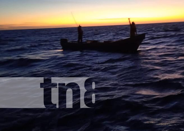 Foto: Rescate con éxito de la lancha pesquera en Casares / TN8