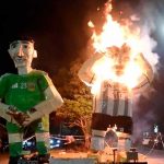 ¡Alegre el evento! En Argentina queman figuras gigantes de Messi y Martínez (Video)