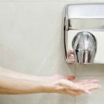 Cuidado con la forma en que secas tus manos, podría ser un riesgo para tu salud
