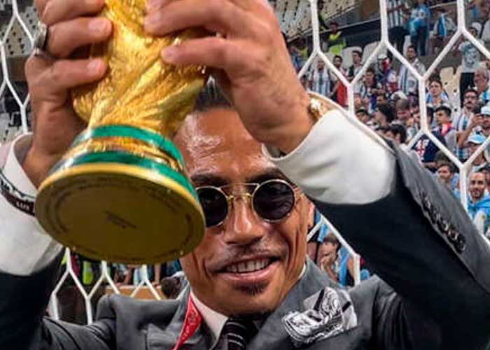 La FIFA sancionará al chef "Salt Bae" por tocar el trofeo de la Copa del Mundo