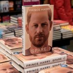 Libro escrito por el Príncipe Enrique vende millones de ejemplares