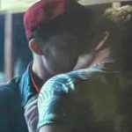 Filtran foto de Bad Bunny dándose candente beso con otro hombre