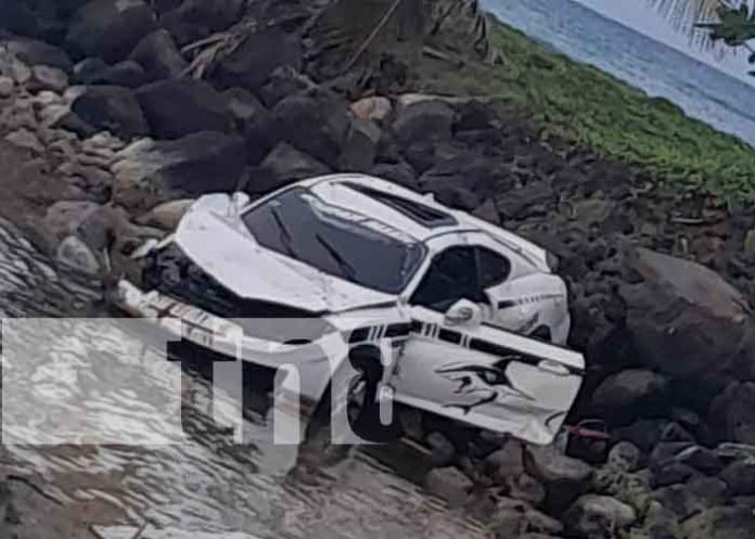 Al mar fue parar un conductor con su vehículo en Corn Island