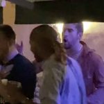 Anda desatado: Filtran video de Bad Bunny quitando celulares en un bar