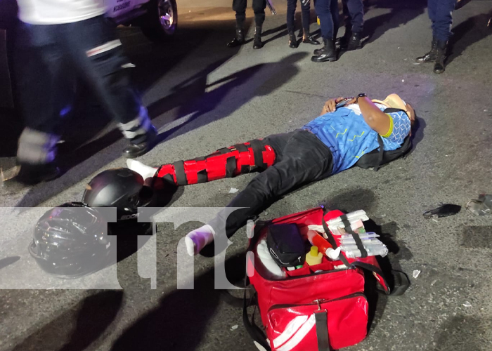 Foto: Irrespeto a la luz del semáforo deja a motociclista fracturado en la Plaza las Victorias / TN8