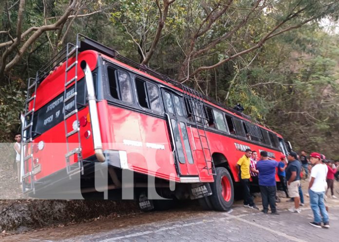 Foto: Supuestas fallas mecánicas provocan que un bus termine volcado en Nueva Segovia / TN8