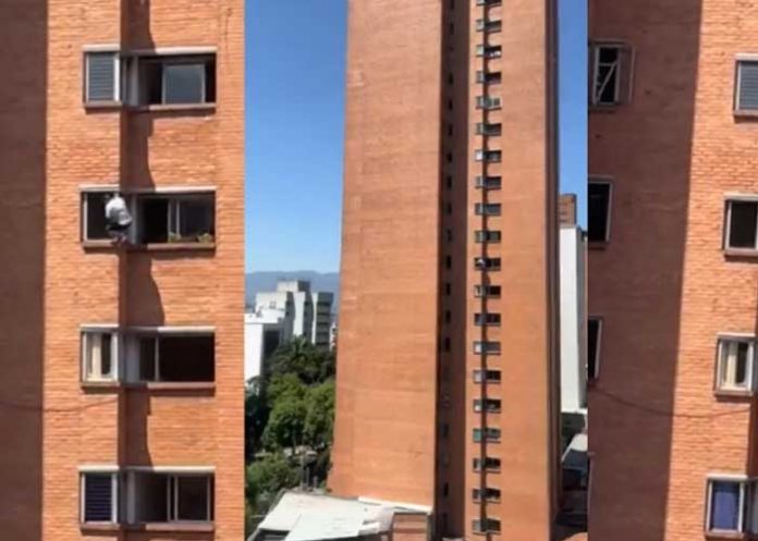Mujer se pone en riesgo al limpiar la ventana de su casa en un décimo piso
