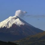 Volcán Cotopaxi emana columna de gases y ceniza en Ecuador
