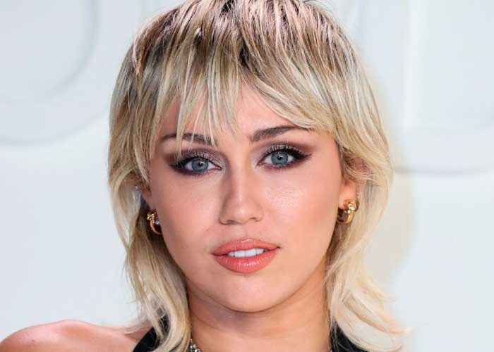 Miley Cyrus celebra bailando que "Flowers" es número 1 en tendencias
