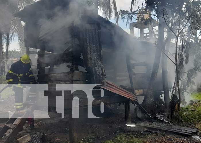 Fuertes llamas reducen a escombros una humilde vivienda en Bilwi
