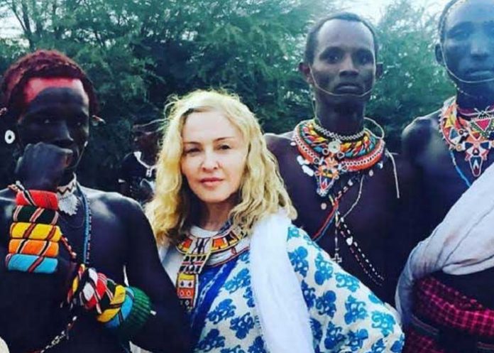 Madonna realiza extraño ritual junto a sus hijos en África (Video)