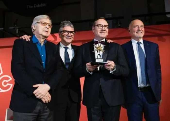 Tras la polémica, Kevin Spacey recibe premio cinematográfico