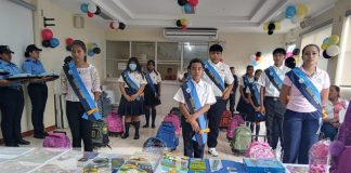 Entrega de mochilas escolares a hijos de policías en departamentos de Nicaragua