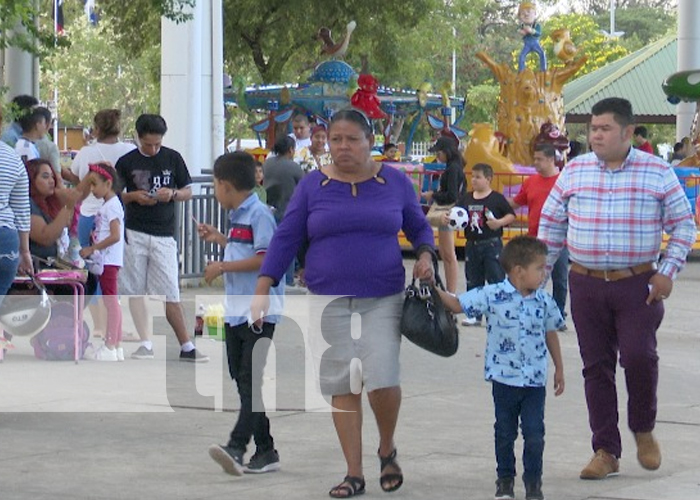 Foto: Familias disfrutan de los diferentes atractivos que ofrece la Avenida Bolívar, en Managua / TN8