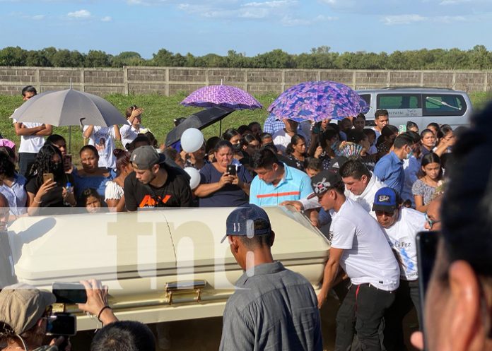 Familiares de Anggy Díaz le dan último adiós en El Viejo, Chinandega