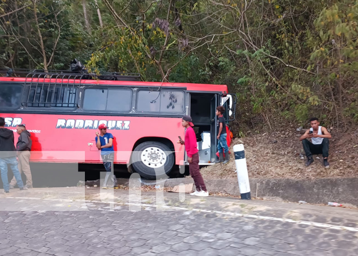 Foto: Supuestas fallas mecánicas provocan que un bus termine volcado en Nueva Segovia / TN8