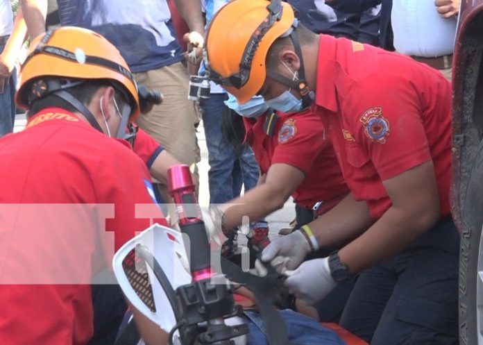 Motociclistas impactan en un vehículo y resultan con lesiones en Estelí