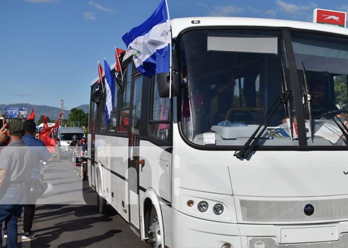Foto: Pobladores de León dan caluroso recibimiento a buses de transporte colectivo / TN8