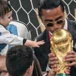 La FIFA sancionará al chef "Salt Bae" por tocar el trofeo de la Copa del Mundo