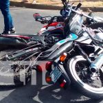 Acompañante de motociclista termina grave en Managua