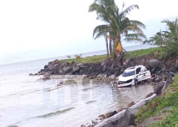 Al mar fue parar un conductor con su vehículo en Corn Island