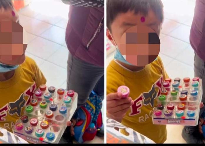 Mamá le prohíbe comprar juguetes rosados a su hijo