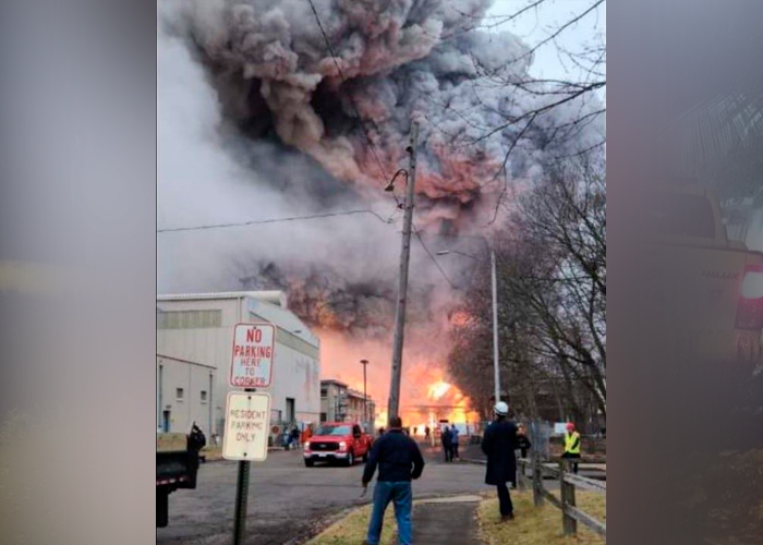 ¡Voraz incendio! Intensas llamas consumen una planta química en Chicago