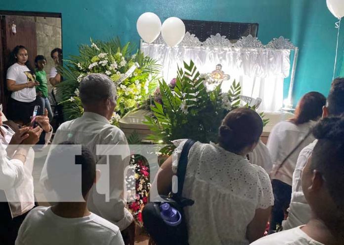 Foto: Familiares de Anggy Díaz reciben su cuerpo en Chinandega / TN8