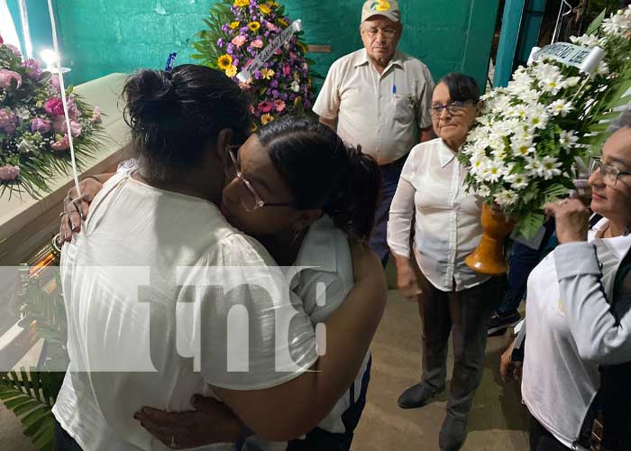 Foto: Familiares de Anggy Díaz reciben su cuerpo en Chinandega / TN8