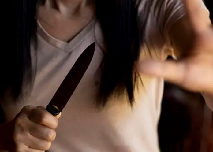 ¡Valiente! En plena calle una niña es acosada y se defiende con un cuchillo