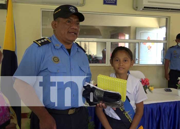 Foto: Hijos de policías reciben paquetes escolares en Bilwi / TN8