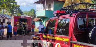 Bomberos salvan vehículo de quedar en Chatarra en Bilwi