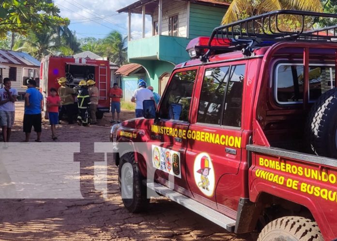 Bomberos salvan vehículo de quedar en Chatarra en Bilwi