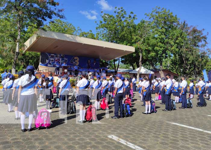 Foto: Entrega de bonos y mochilas a hijos e hijas de policías en Nicaragua / TN8