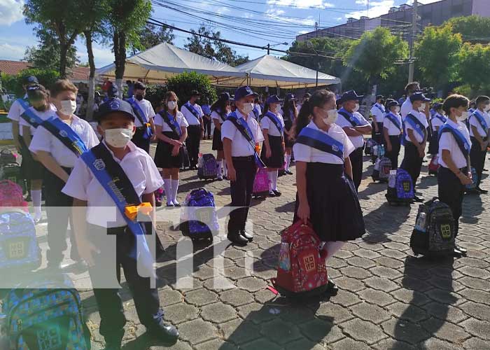 Foto: Entrega de bonos y mochilas a hijos e hijas de policías en Nicaragua / TN8