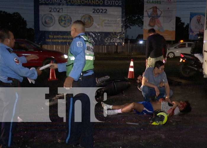 Foto: Adolescentes se lesionan al chocar contra un bus en Managua / TN8