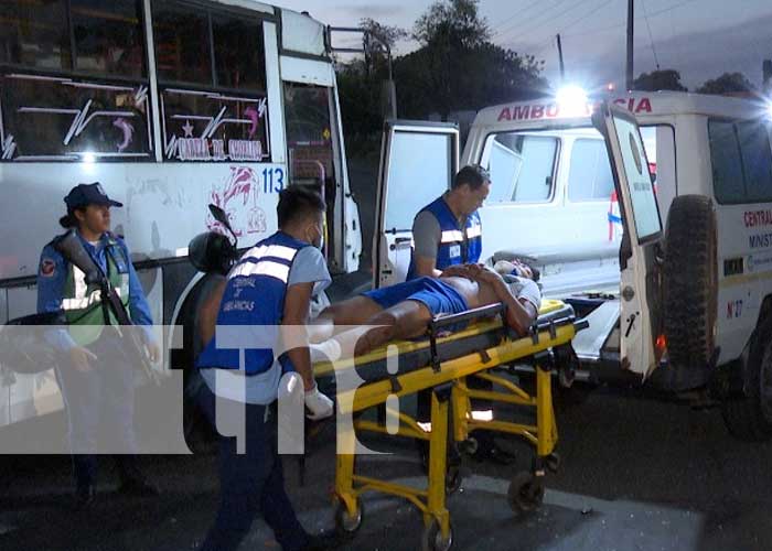 Foto: Adolescentes se lesionan al chocar contra un bus en Managua / TN8