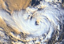 Vigilan raro ciclón que se desarrolla fuera de la temporada de huracanes