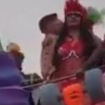Se peló las "tetas" ante un gran número de niños en un carnaval en Colombia