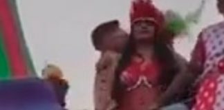 Se peló las "tetas" ante un gran número de niños en un carnaval en Colombia