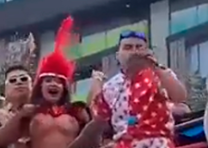 Se peló las "tetas" ante un gran número de niños en un carnaval en Colombia 