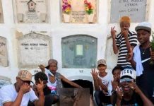 En Colombia profanan tumba de su amigo, se toman "selfi" y las suben a redes