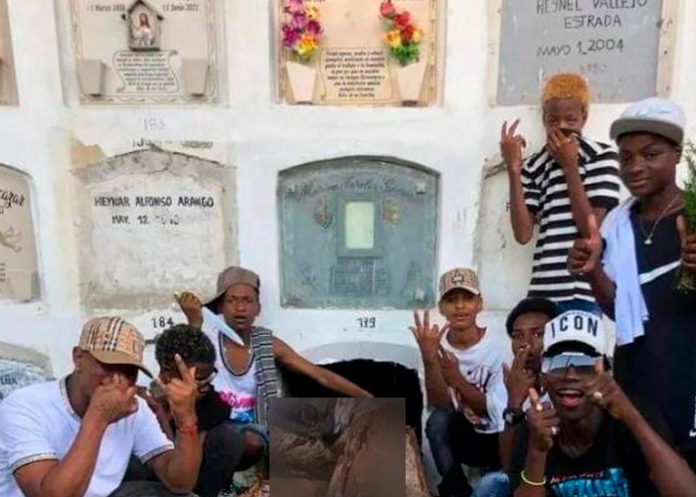 En Colombia profanan tumba de su amigo, se toman 